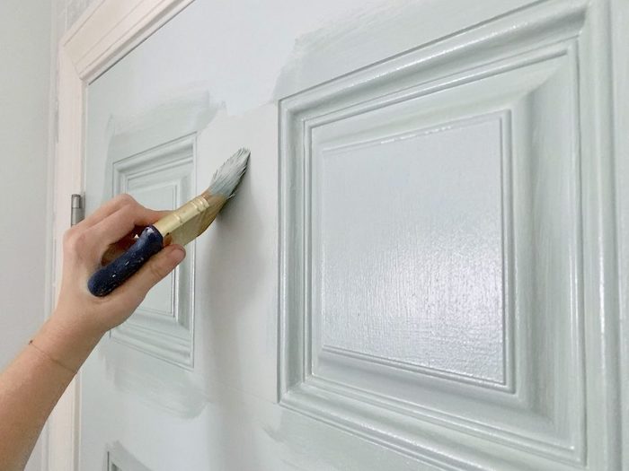 Peindre une porte seul, c’est facile